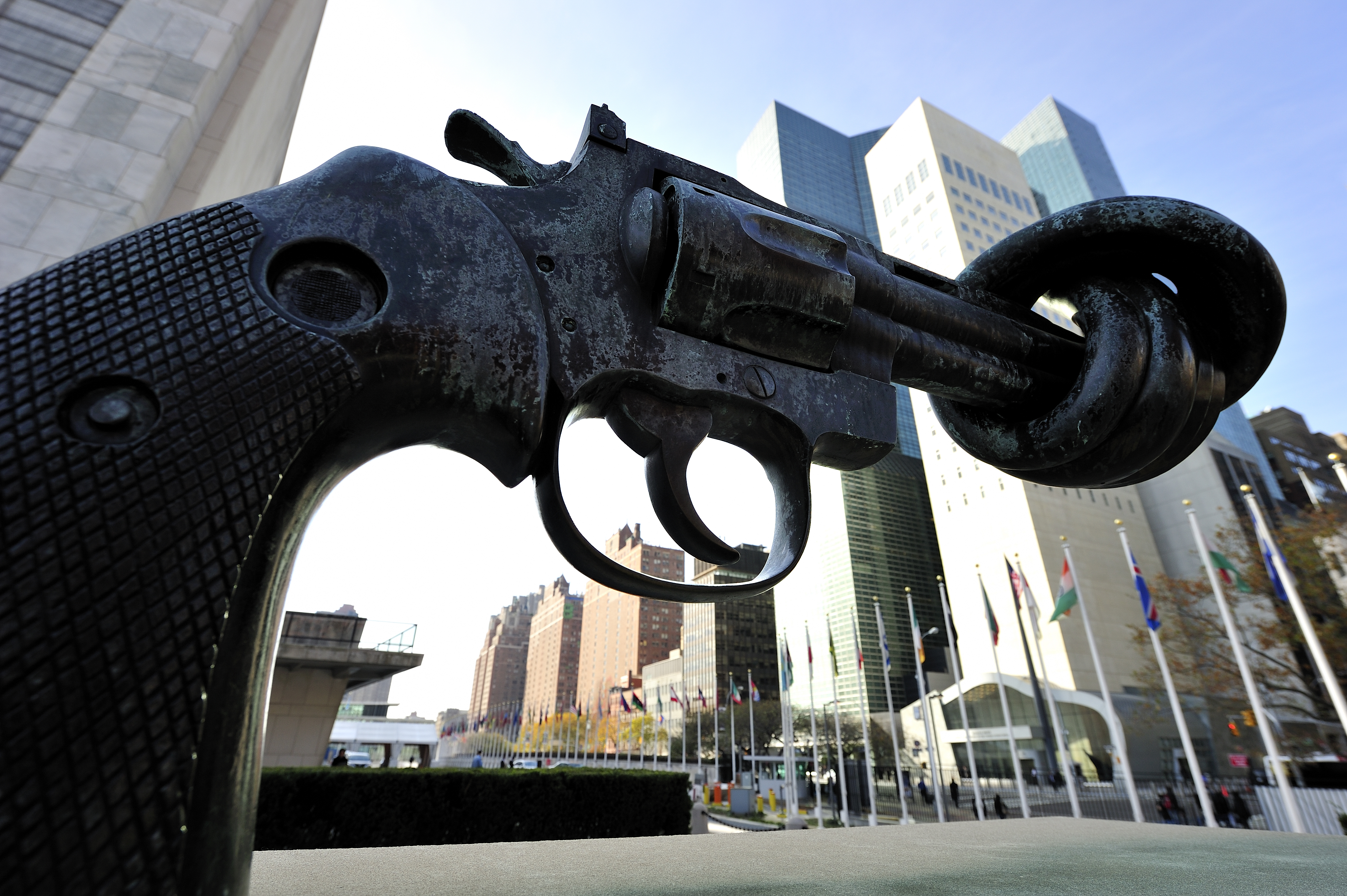 Den knutna pistolen Non Violence, skapad av den svenska konstnären Carl Fredrik Reuterswärd utanför FN-huset i New York.