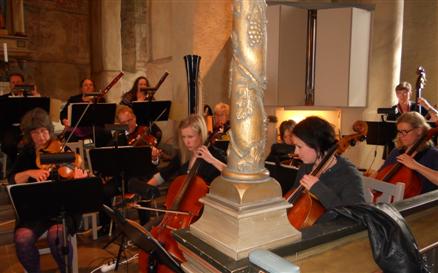 Bild föreställande Östersunds orkesterföring spelar i Rödöns kyrka.