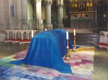 Vid begravning i Olaus Petri kyrka kan ni utan kostnad låna vårt vackra bårtäcke. Det är skapat av den kända textilkonstnären Viveca Nygren 1997.