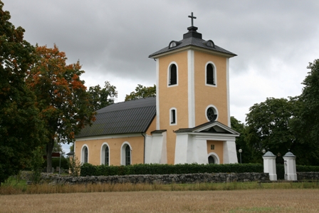 Åkerby kyrka. Kyrkan skall enligt traditionen vara uppförd under kyrkoherde Ingevaldus' tid (död 1330).