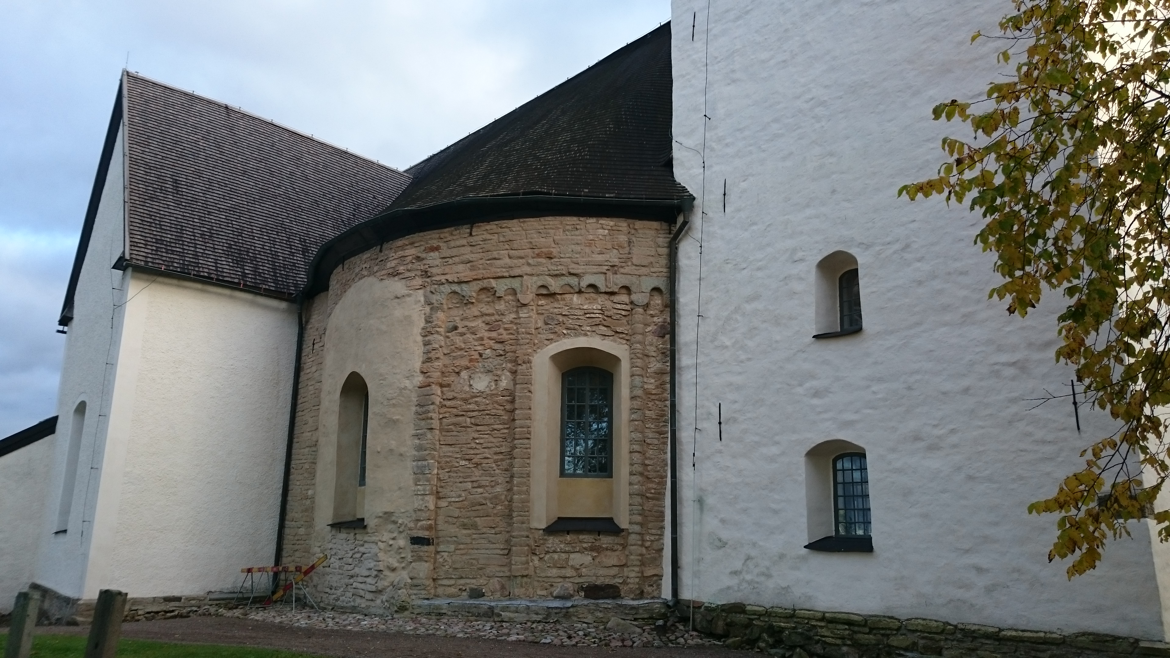 Kyrkans äldsta del är resterna av en rundkyrka som uppfördes under 1100-talets senare hälft.