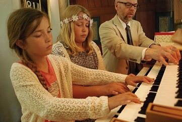 Inte bara två eller fyra utan hela sex händer plus fötter kan det bli när Eleonora, Emma och Bengt spelar orgel.