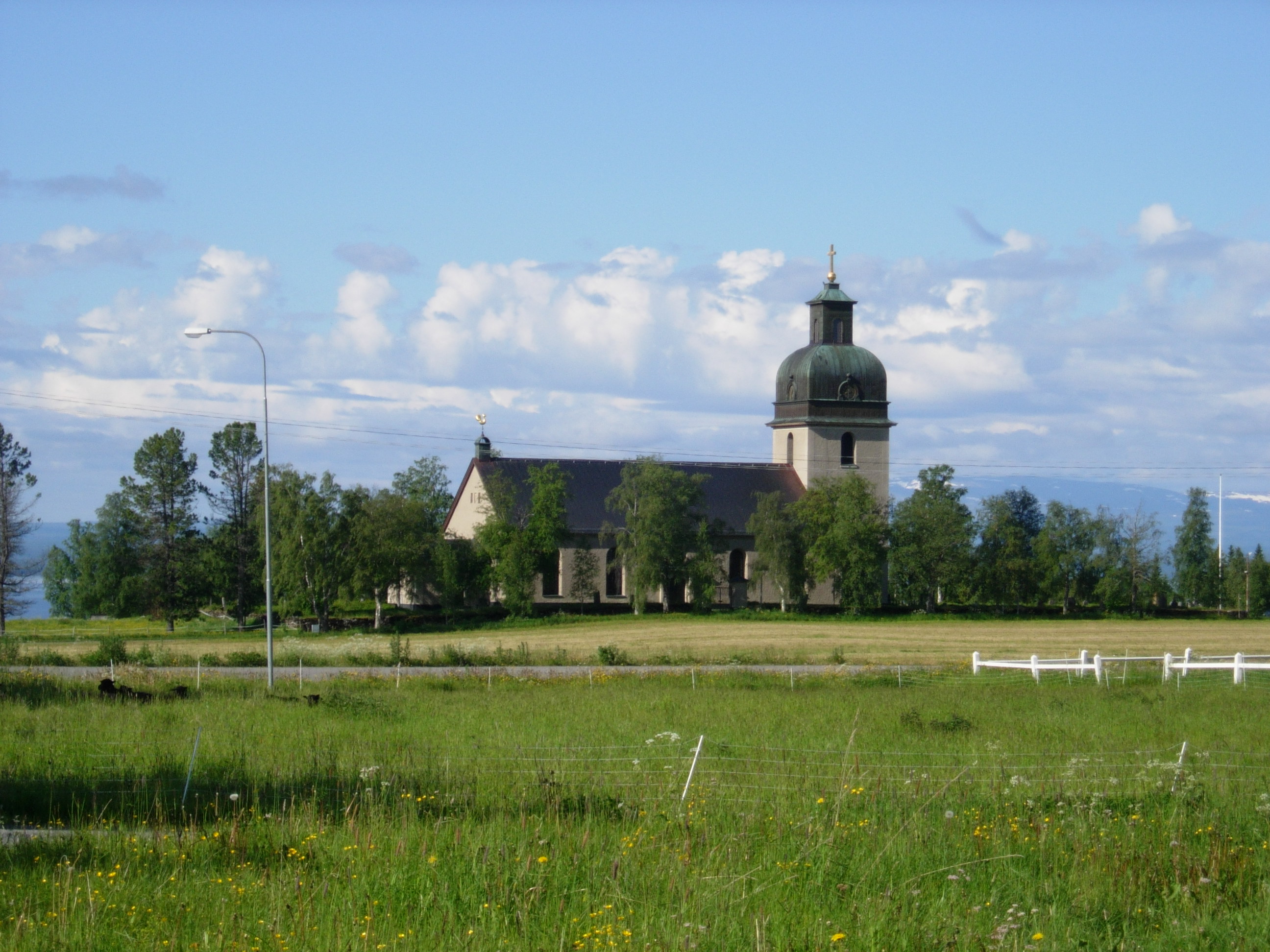 Rödöns kyrka i sommarskrud