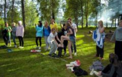 Bild föreställande Klädstafett på konfirmationsläger i Mellansel 2010