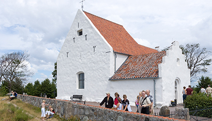 Sankt Ibbs gamla kyrka på Ven ligger högt belägen på backafallen med utsikt över Öresund. 