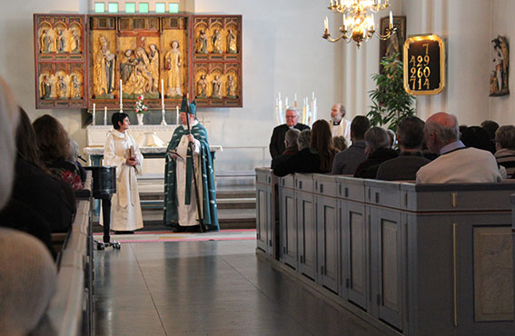 Kyrkoherde Lena Wängmark välkomnas av biskop Ragnar i Bollnäs kyrka 19 januari 2014 Kyrkoherde Lena Wängmark välkomnas av biskop Ragnar i Bollnäs kyrka 19 januari 2014
