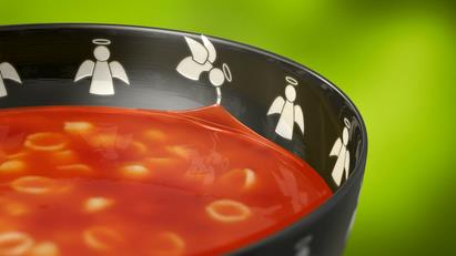 Tomatsoppa i en skål med änglamotiv