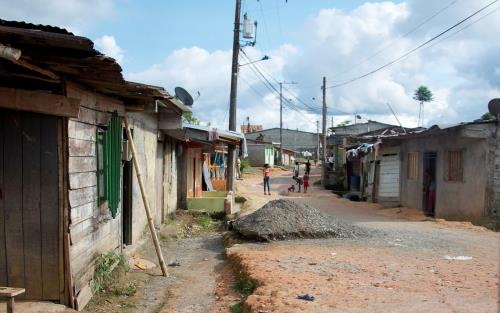 Några barn leker långt borta på en gata i en by i Colombia