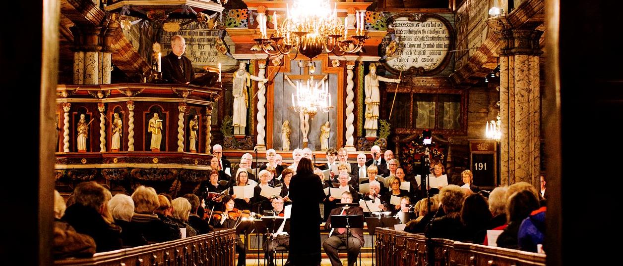 Orkester spelar i en kyrka