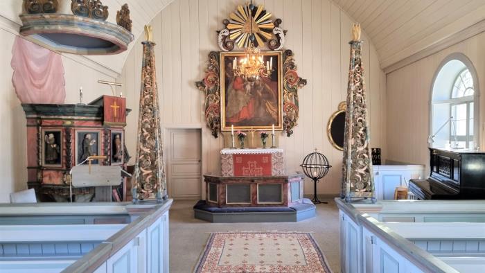 Inne i Överhogdals kyrka, bänkrader, altare och predikstol.