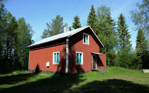 En kort bit från vägen ligger Bösta bönhus omgivet av grönska.