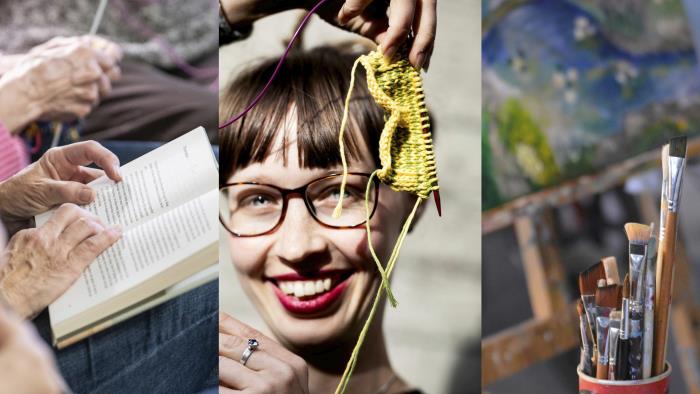 Händer som håller i en öppen bok, leende kvinna håller upp stickning, målarpenslar i ställ med staffli i bakgrunden