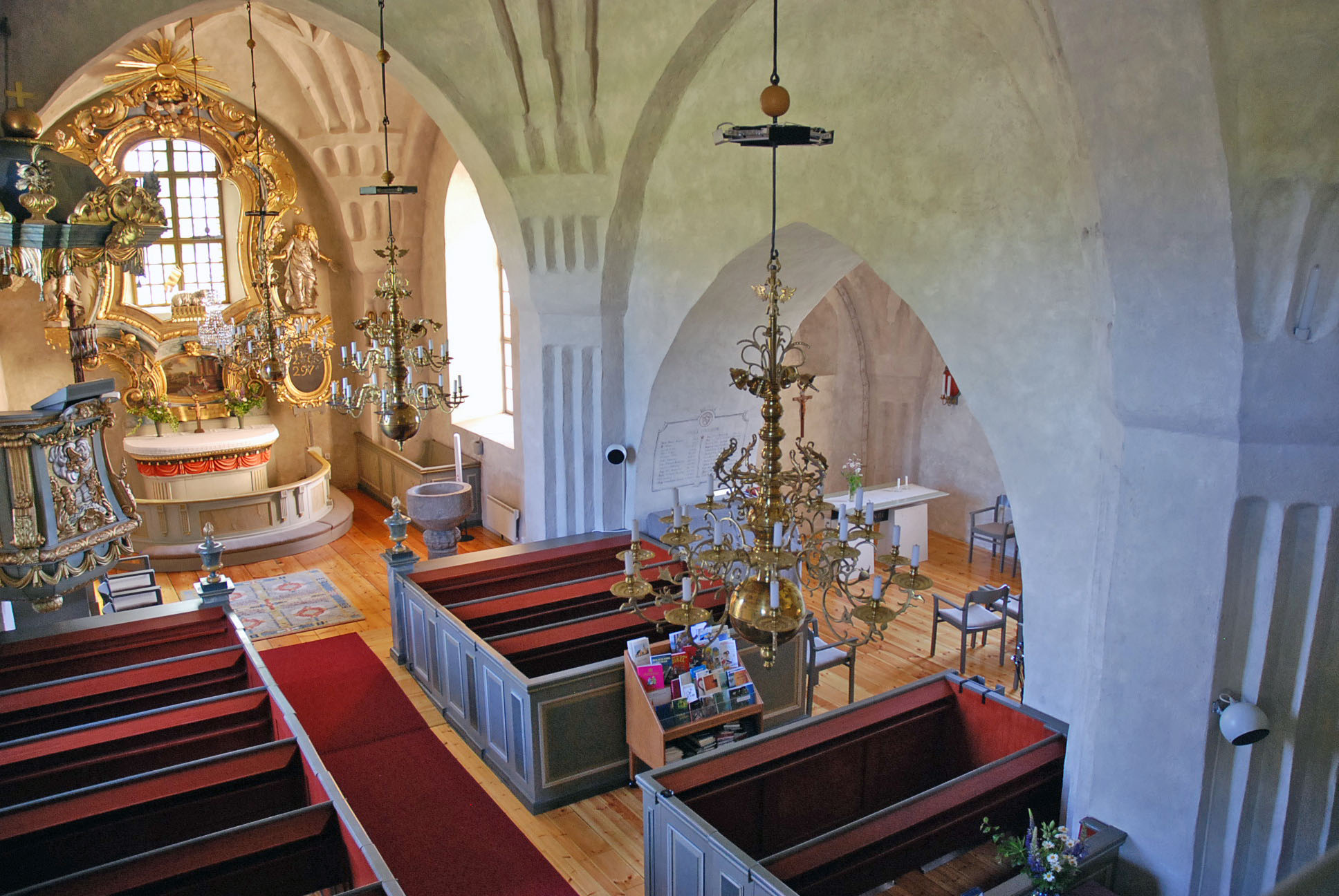 Interiör från Boteå kyrka. Bilden är tagen från orgelläktare mot altare.
