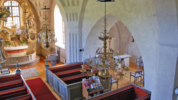 Interiör från Boteå kyrka. Bilden är tagen från orgelläktare mot altare.