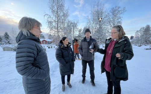 Samtal intill Hietaniemi kyrka.