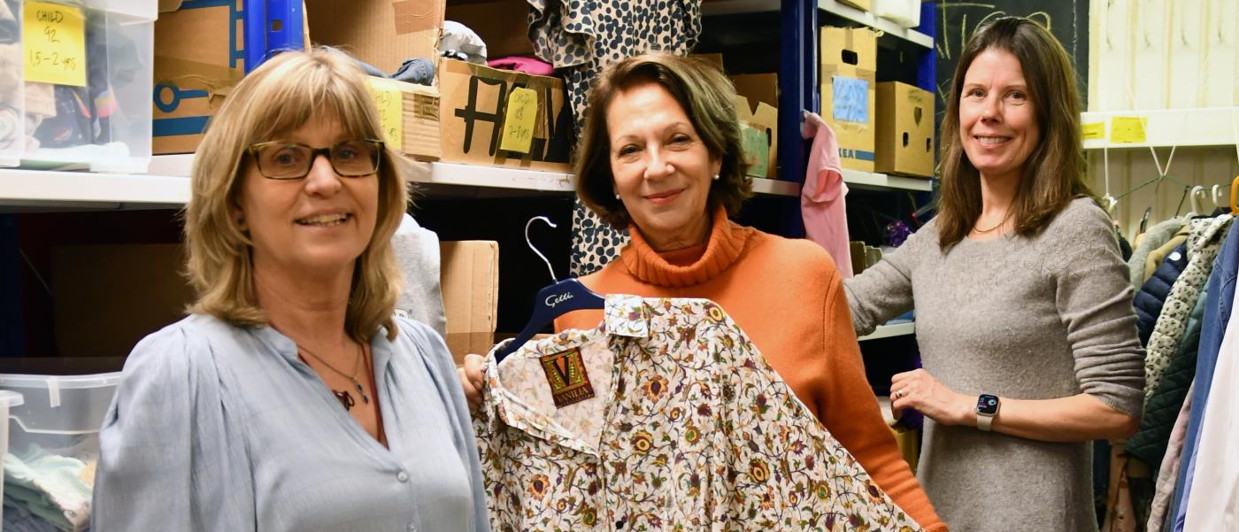 Helene Arvidsson, Gunilla Wachtmeister och Anneli Gunther organiserar  Klädkällarens plagg och skor. 