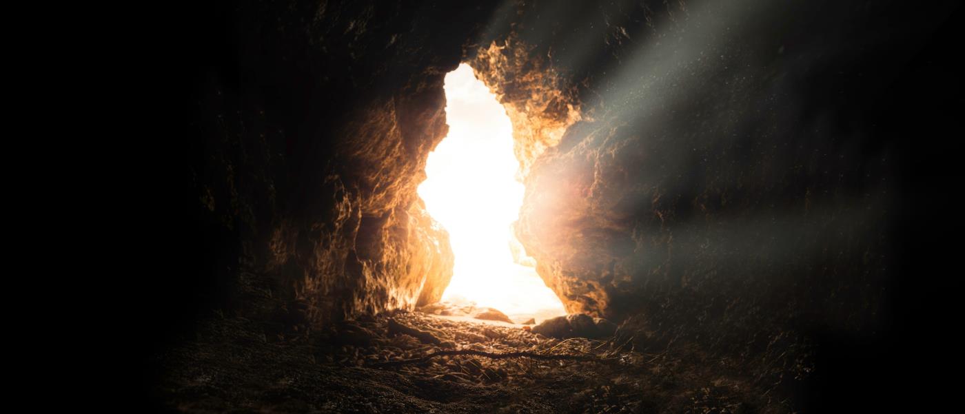 Ljus kommer från en grottöppning för att symbolisera Jesus uppståndelse.