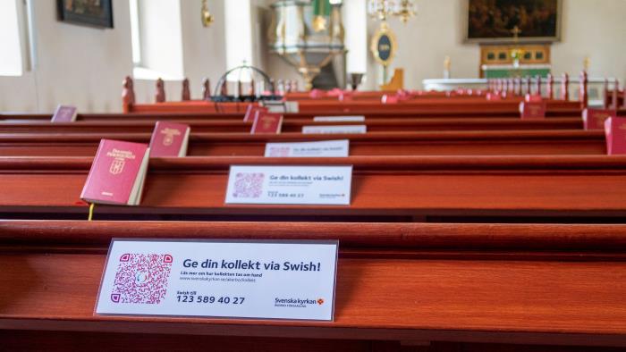 Informationsblad om att swisha kollekten på kyrkbänk