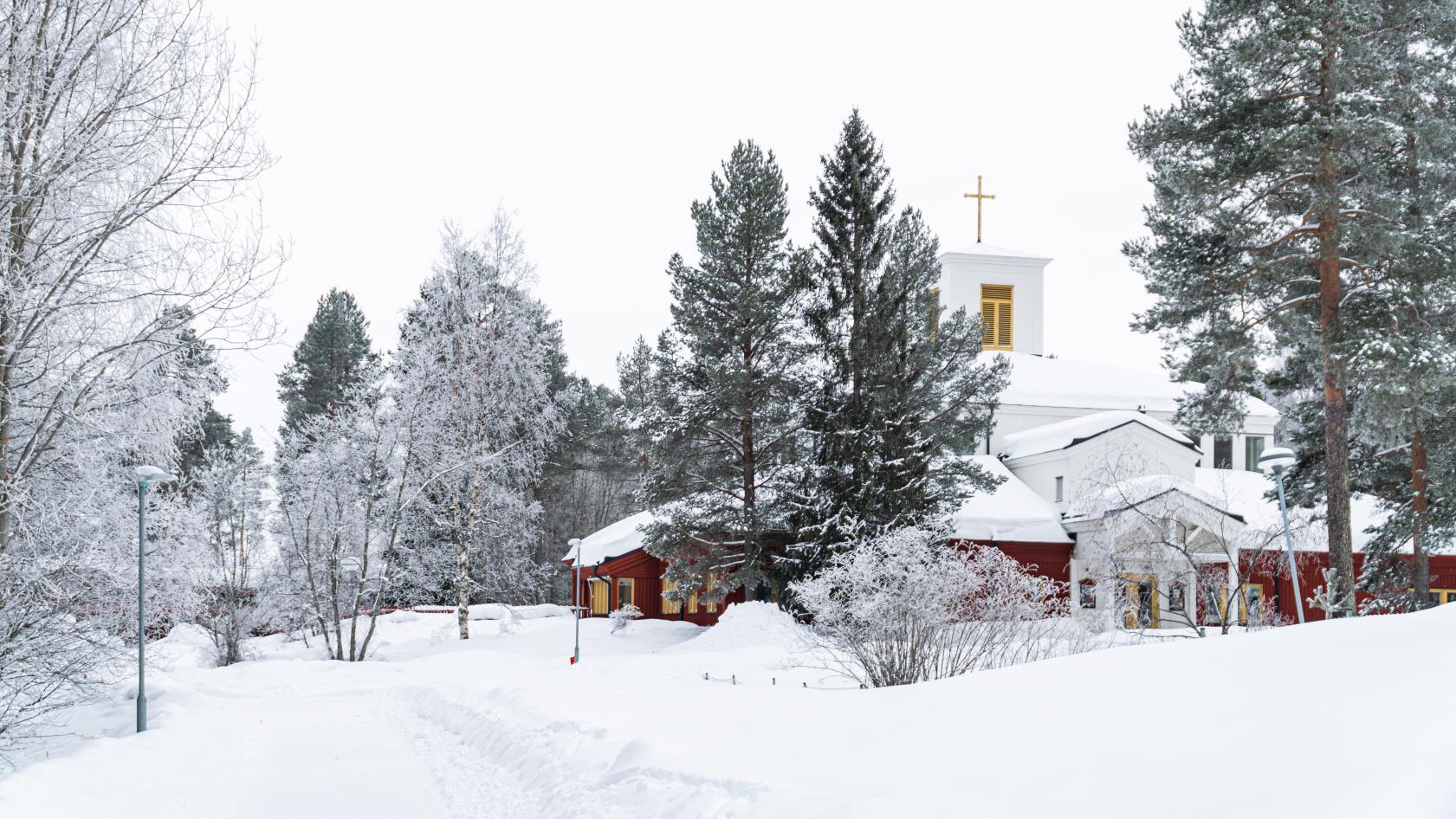 Odensalakyrkan i vinterdräkt