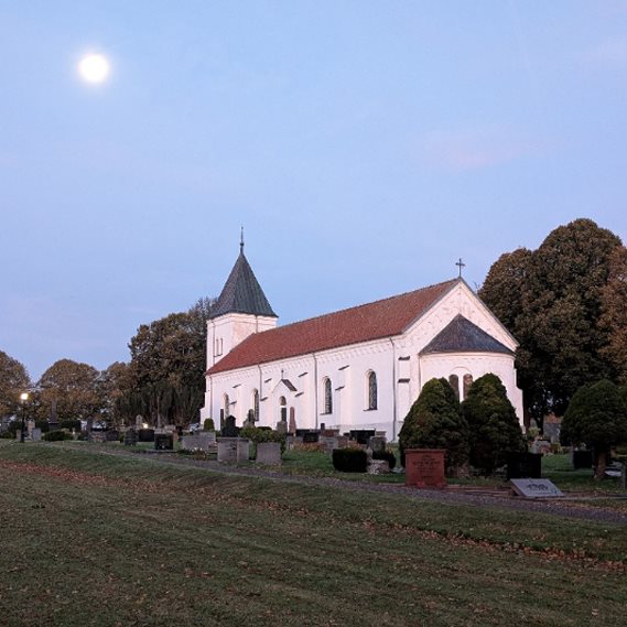Bild på Smedstorps kyrka hösten 2024