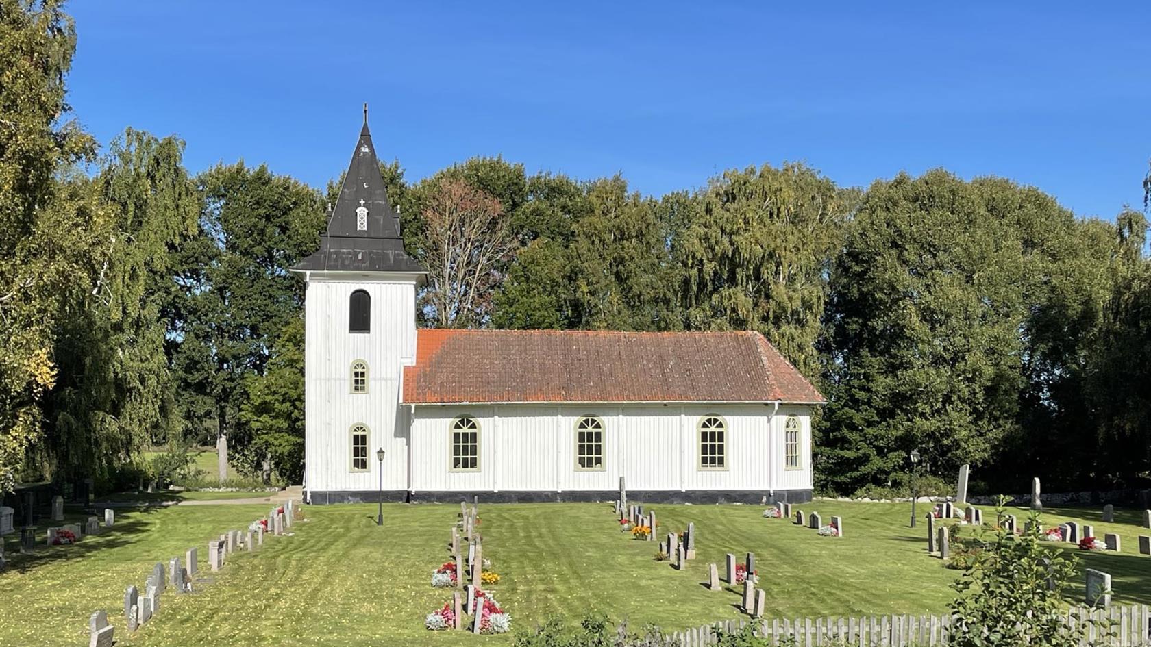 Fågelö kapell sett från sidan en solig sommardag.