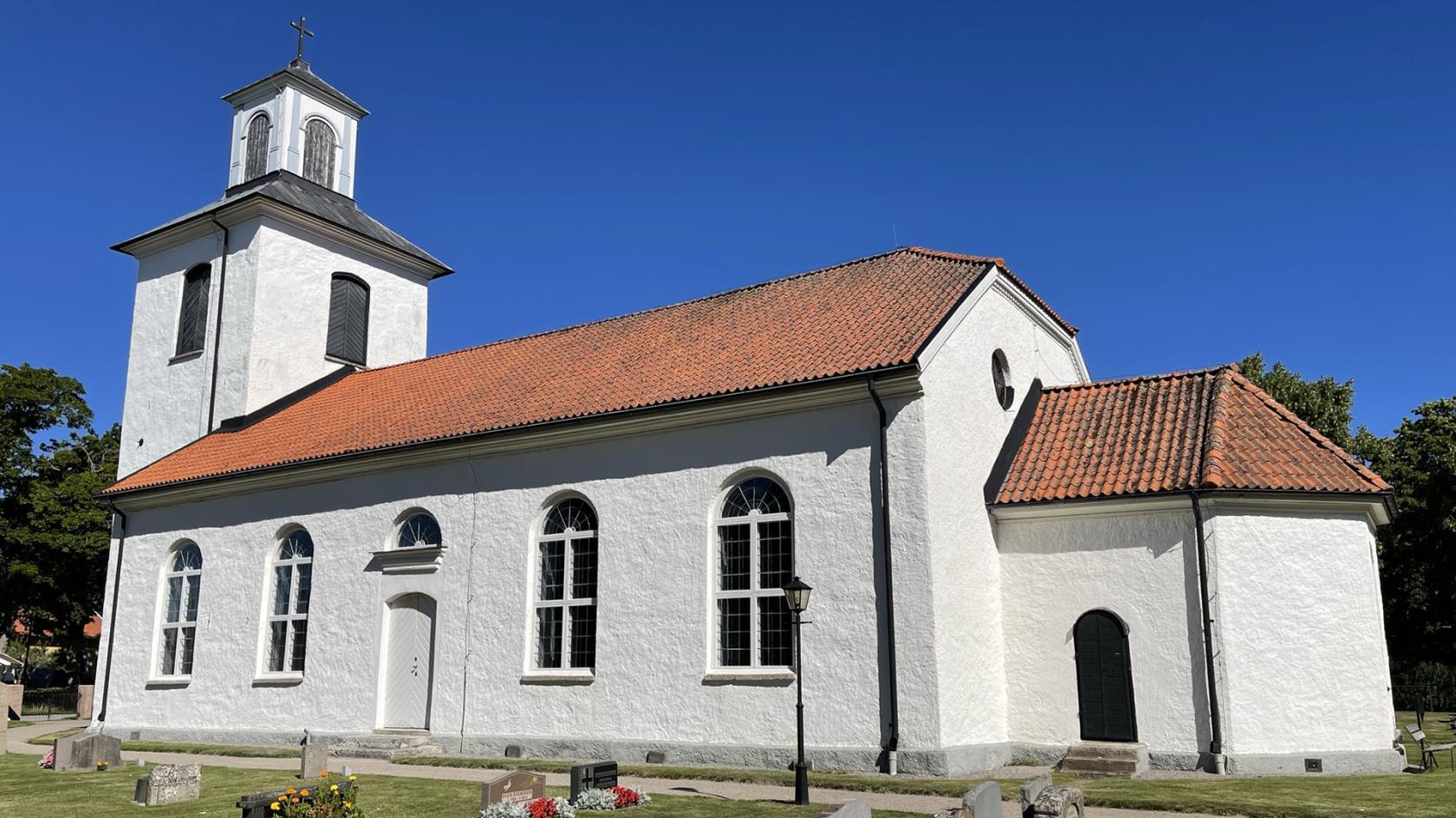 Torsö kyrka sedd från sidan en vacker sommardag.