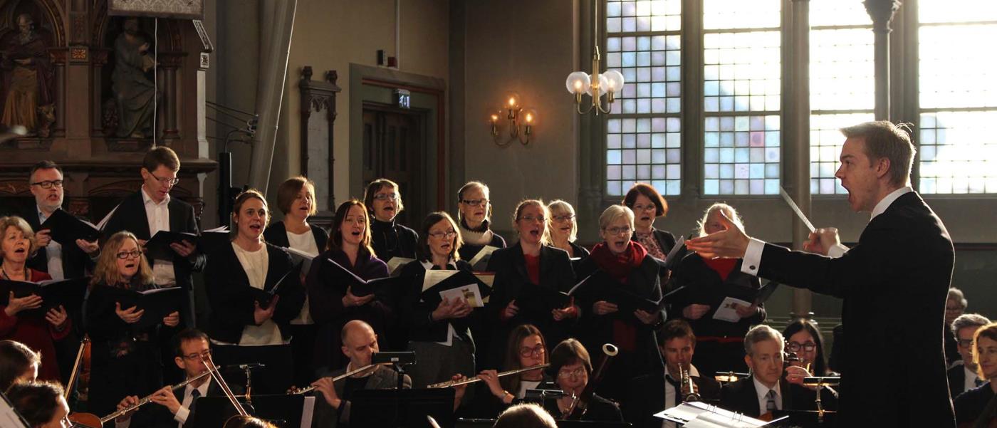 Jakob dirigerar kör och orkester i Oscar Fredriks kyrka.