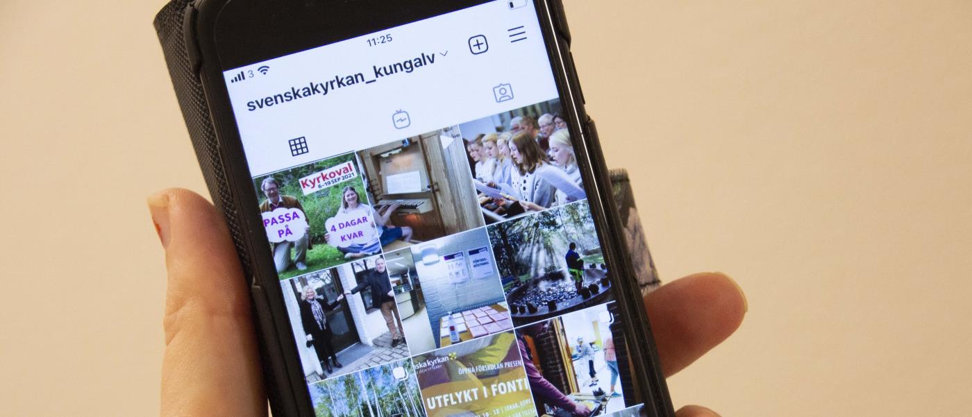 Bild av en mobil med Kungälv-Ytterbys församlings instagramflöde.
