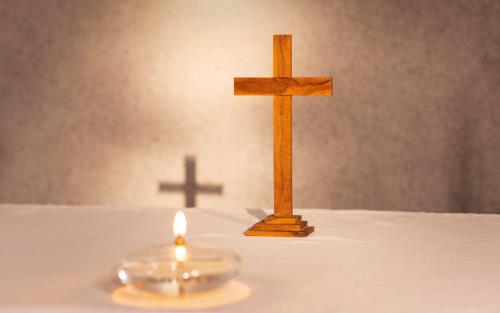 Kors och ljus på altare