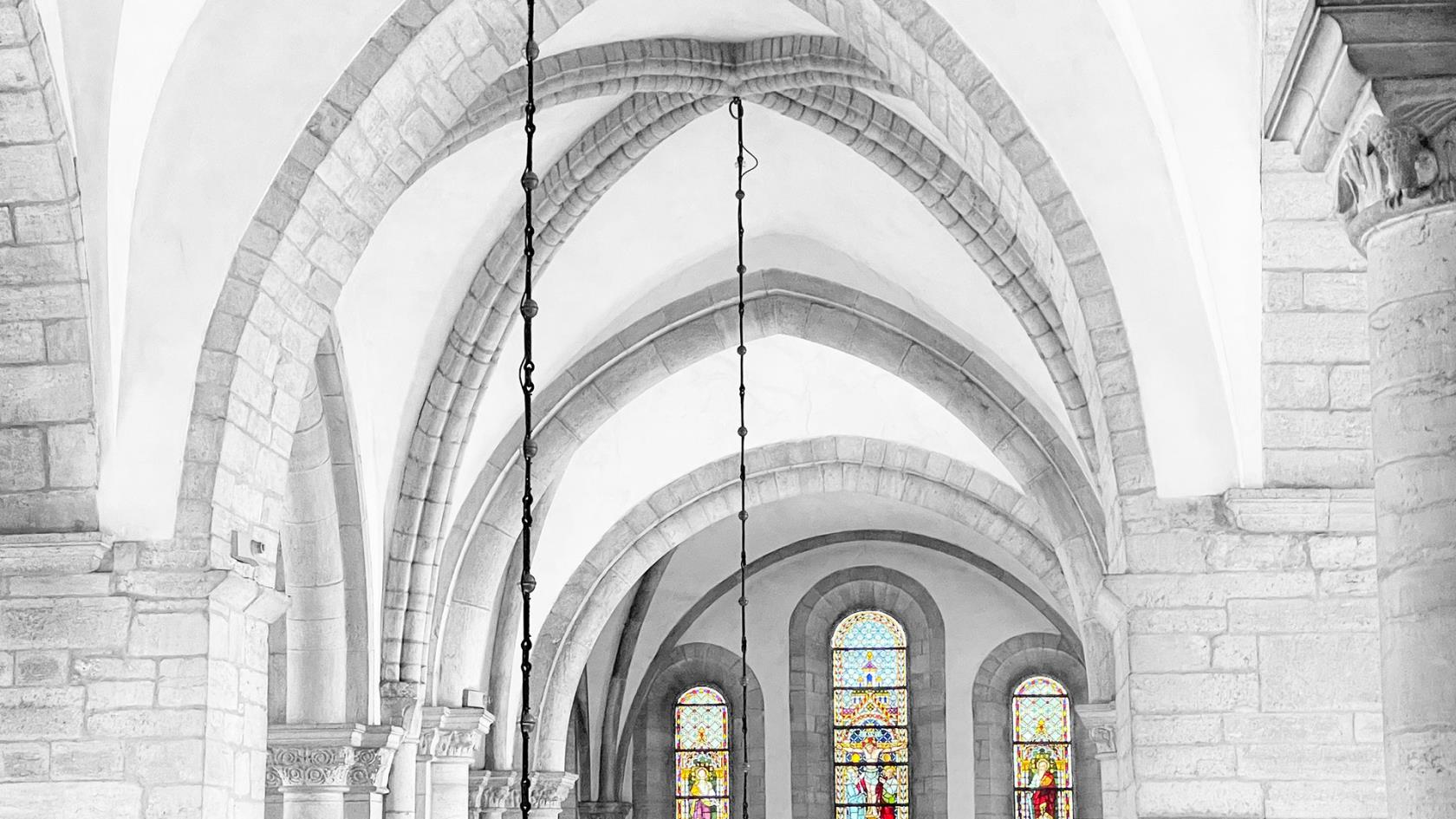 Visby Sankta Maria domkyrkas takvalv i svartvitt medan fönstren i koret är i färg.
