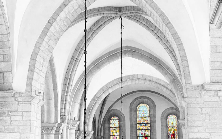 Visby Sankta Maria domkyrkas takvalv i svartvitt medan fönstren i koret är i färg.
