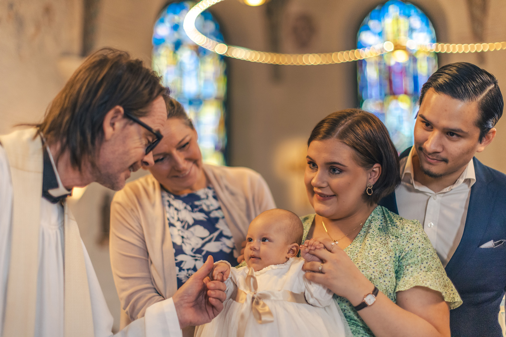 En familj döper sin bebis i Svenska kyrkan. 