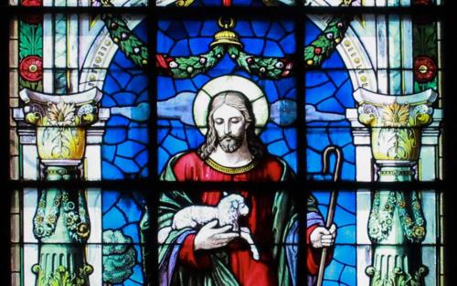 Korfönster med Jesus som håller i ett lamm.