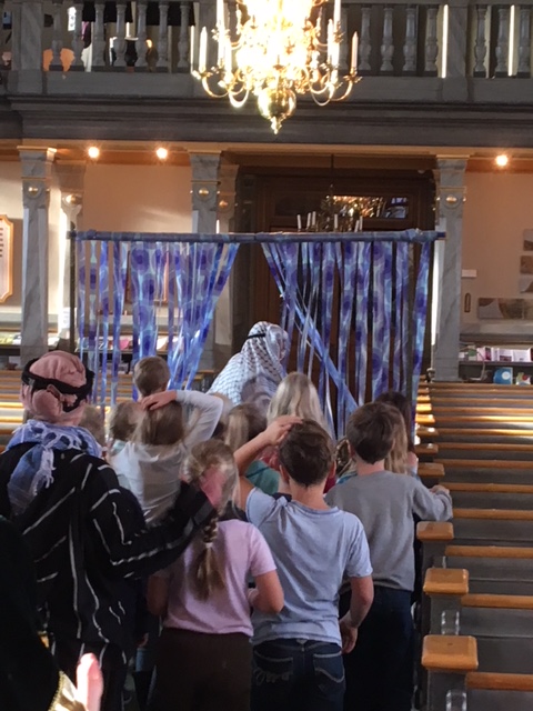 Barn i kyrkan på Mose vandring.