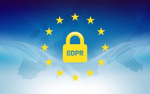 gult hänglås med bokstäverna GDPR i mitten av EU stjärnringen, blå bakgrund 