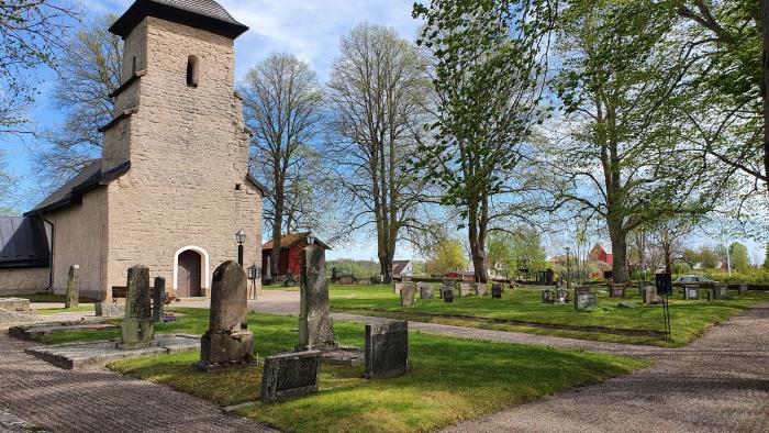 Ekers kyrka och kyrkogård