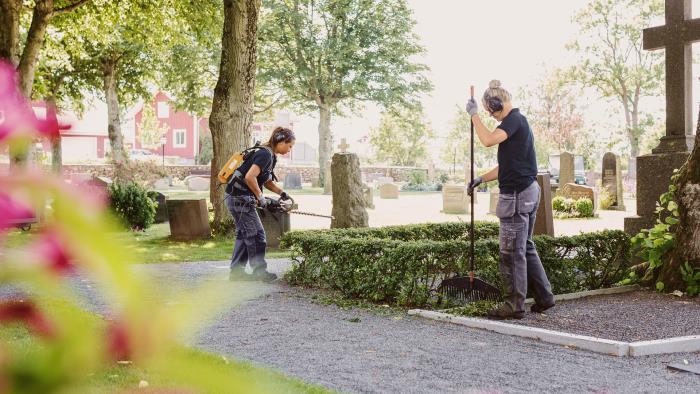 Vårstädning på kyrkogård.