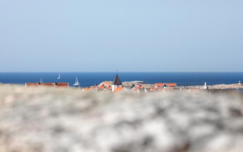 Utsikt över Klädesholmen med havet i bakgrunden.