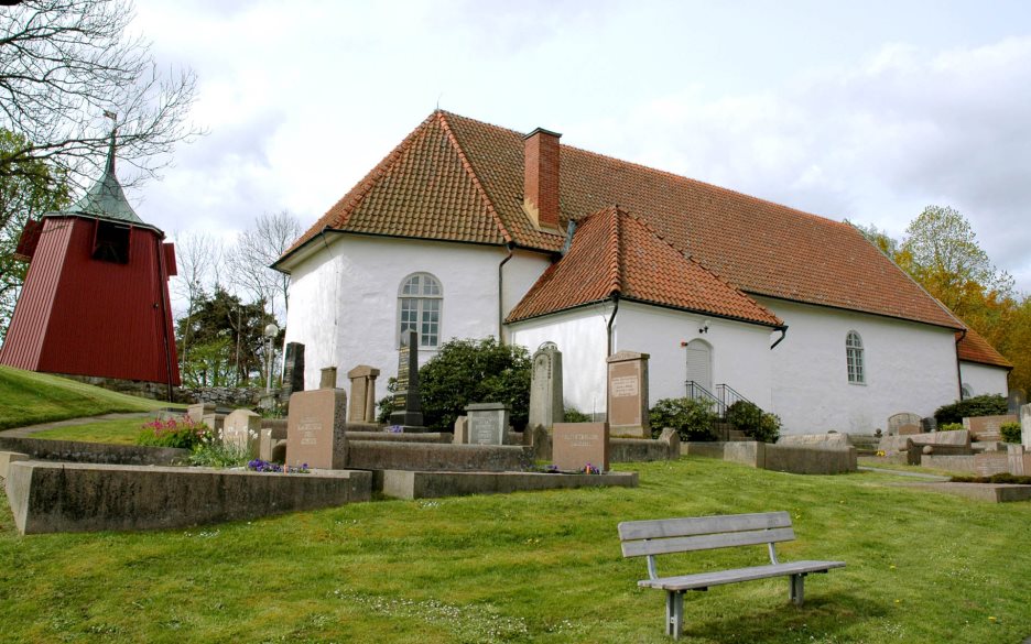 Björlanda kyrka med klockstapel.
