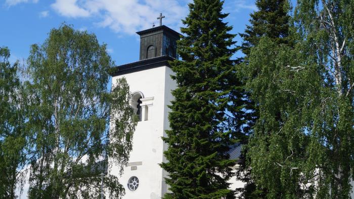 Överluleå kyrka på sommaren.