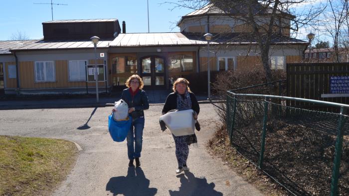 När renoveringen började våren 2017 flyttades Öppen kyrka och stickcaféet över till en kvarterslokal i närheten. Susanne Franzén och Elisabeth Hellsten bar med sig det som behövdes.