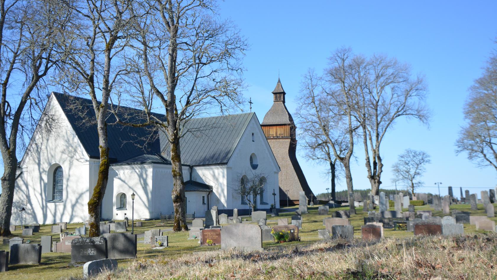 Vittinge kyrka med gravar i förgrunden.