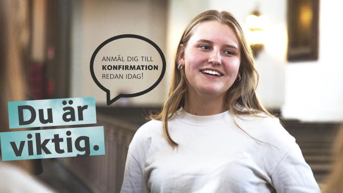 En ung tjej står i en kyrka med bänkrader i bakgrunden. Hon är klädd i en vit tröja. Text i bilden: Du är viktig. Anmäl dig till konfirmation redan idag.