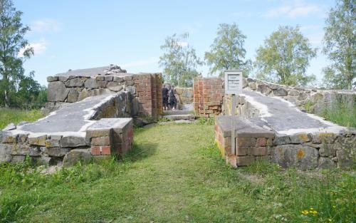 Stengrunden till en riven kyrka.