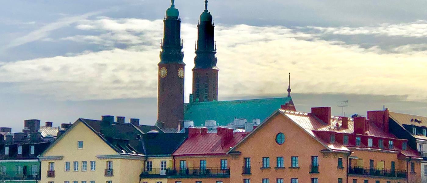 Högalidskyrkans två torn och byggnader i närheten. 