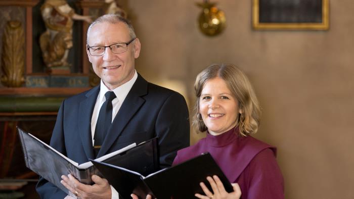 Bilden visar körsångarna Jan Rönnkvist, som sjunger i Vox Alma, och Sara Björnmo, som sjunger i Olaus Petri Cantores.