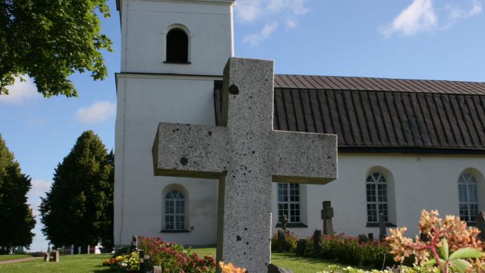 Kolbäcks kyrka är en av fem kyrkor församlingen. Kyrkan ligger där Kolbäcksån formar en s-kurva.