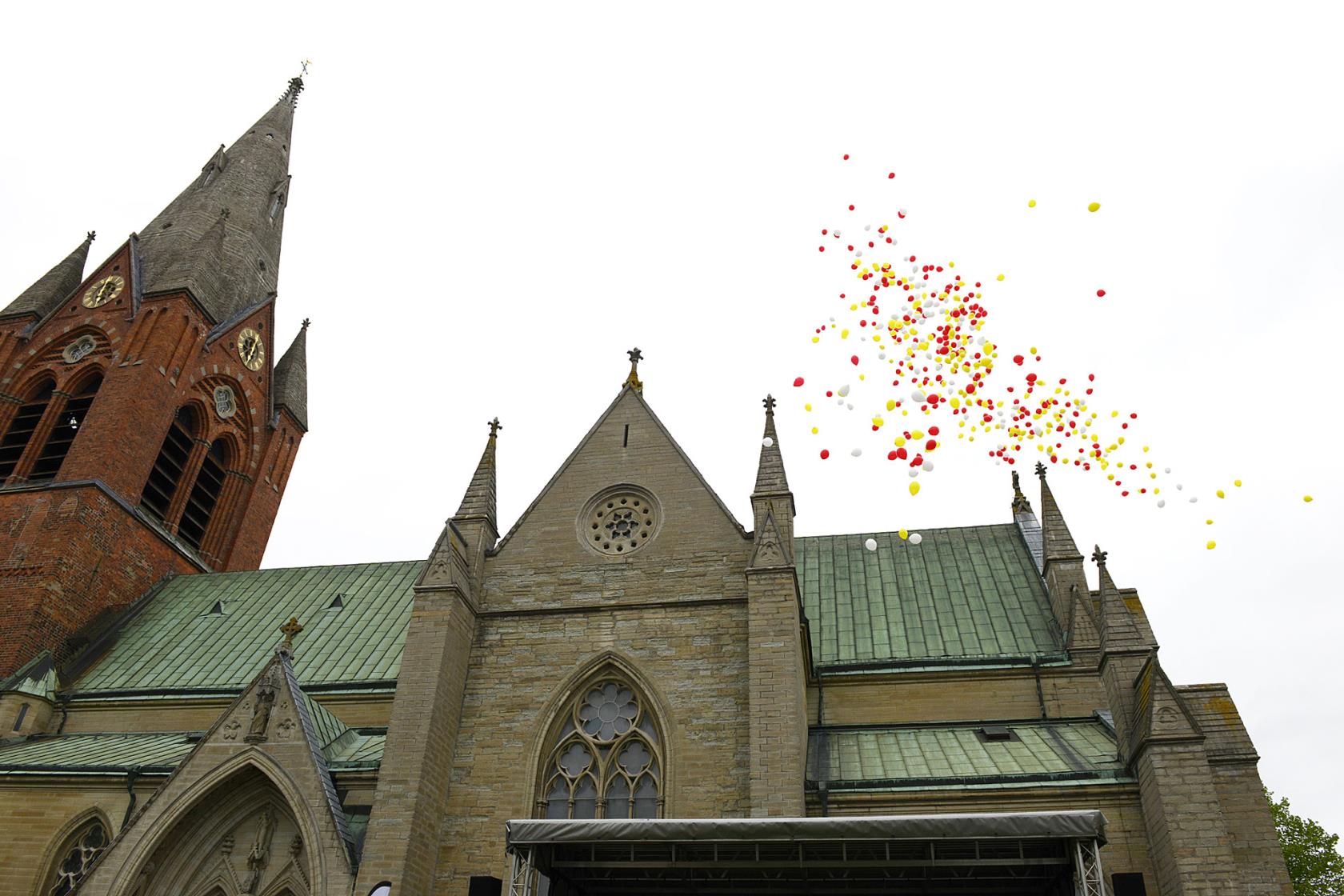 Bilden visar S:t Nicolai kyrka i centrala Örebro och ett ballongsläpp.