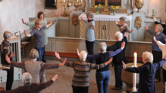 Qigong övning i koret i kyrkan.