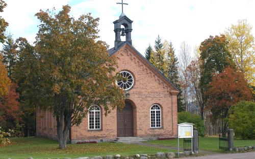 Väster Tuna kapell är byggt i rött tegel.